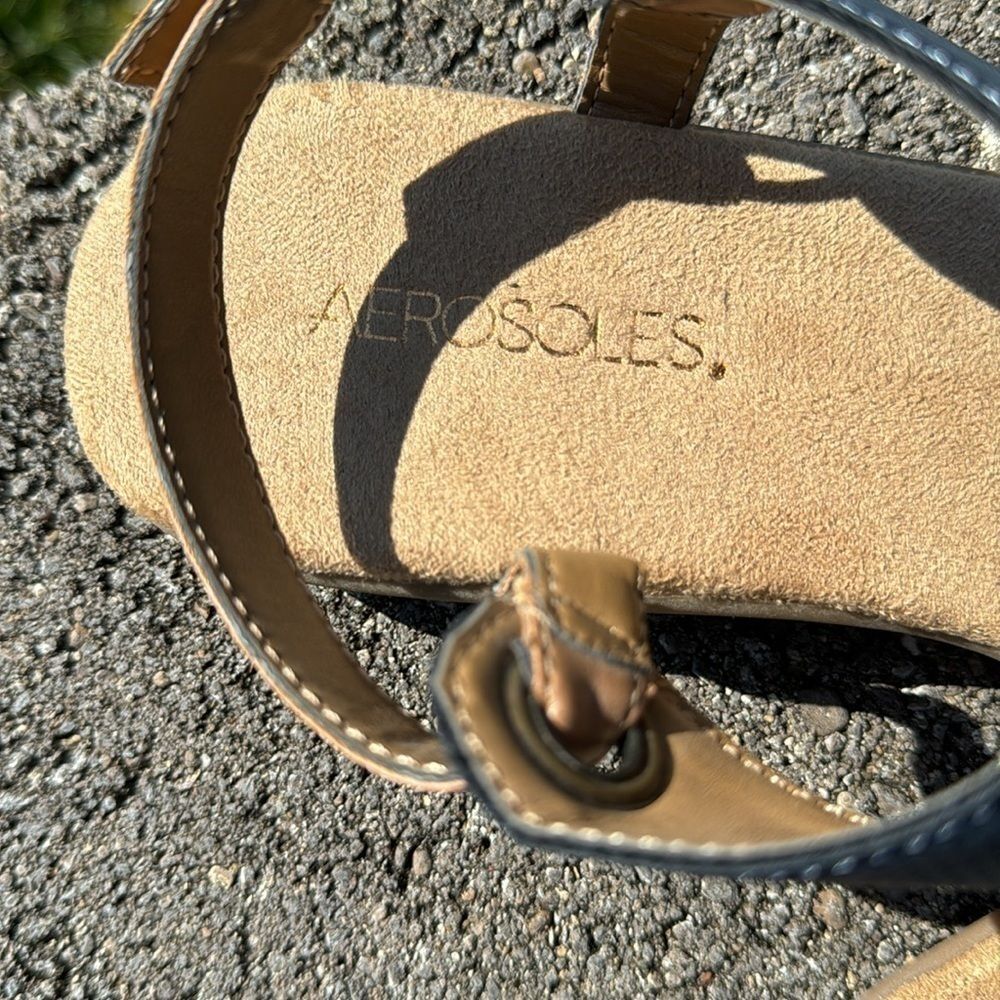 AEROSOLES~NAVY UPPER/TAN ANKLE STRAP~MEMORY FOAM FOOTBED~SOFT ROLLED TOE BAND~BR - Picture 2 of 8